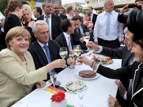 Η Μέρκελ βλέπει Euro με τυριά, σαλάμι και τουρσί - Φωτογραφία 3