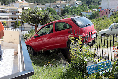 Αυτοκίνητο μπούκαρε σε αυλή, στα Μετέωρα Θεσσαλονίκης! - Φωτογραφία 3