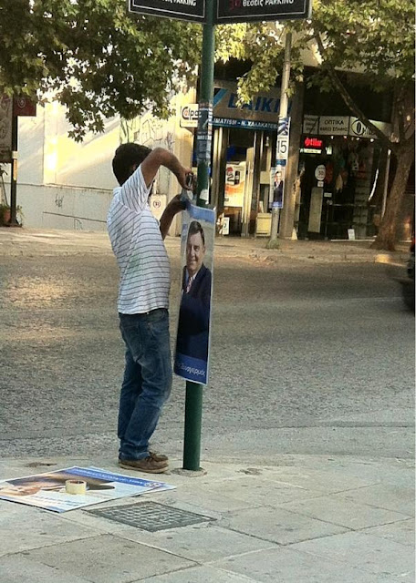 Πακιστανοί αφισσοκολούν υλικό τoυ ΛΑ.Ο.Σ. στην Kηφισιά - Φωτογραφία 2