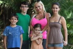 Μάνα 6 παιδιών δηλώνει ότι οι 12 πλαστικές που έκανε δεν ειναι αρκετές και ότι θέλει να αποκτήσει τα μεγαλύτερα στήθη στον κόσμο