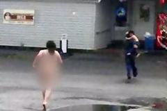 Νέο κρούσμα κανιβαλισμού. Γυμνή στο δρόμο κυνηγάει το παιδί της για να το σκοτώσει