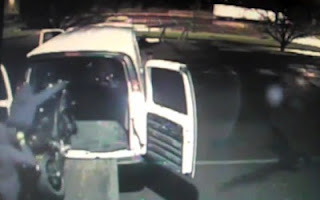 Απίστευτο βίντεο με κάμερες ασφαλείας να καταγράφουν τη κλοπή μοτοσυκλετών από κατάστημα! - Φωτογραφία 1
