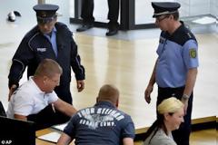 Πέταξαν έξω από το Γερμανικό κοινοβούλιο,βουλευτές που φορούσαν μπλούζες νεοναζί