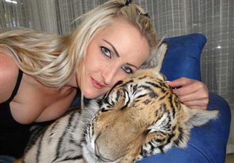 ΔΕΙΤΕ: Μοιράζονται το σπίτι τους με μια τίγρη της Βεγγάλης! - Φωτογραφία 1