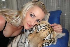 ΔΕΙΤΕ: Μοιράζονται το σπίτι τους με μια τίγρη της Βεγγάλης!