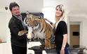 ΔΕΙΤΕ: Μοιράζονται το σπίτι τους με μια τίγρη της Βεγγάλης! - Φωτογραφία 3