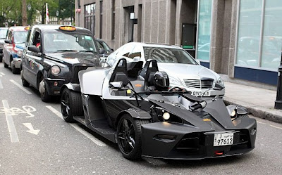 Ο Batman ζει και κυκλοφορεί ανάμεσά μας με το batmobile! - Φωτογραφία 2