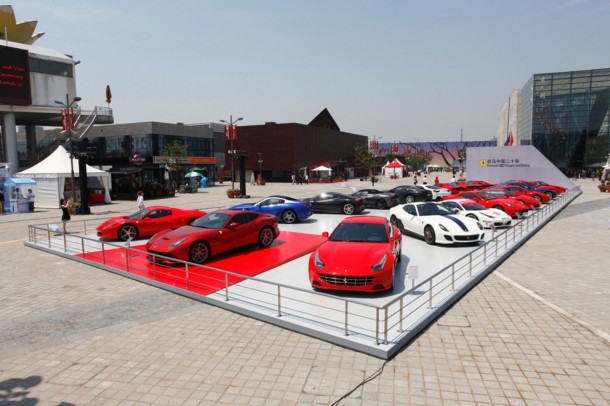 Κομβόι με Ferrari πήρε κλήση στη Κίνα - Φωτογραφία 1