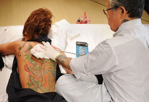 ΠΡΩΗΝ ΜΑΦΙΟΖΟΣ: “Ντύνει” τις πελάτισσές του μόνο… με τατουάζ [φωτο] - Φωτογραφία 2