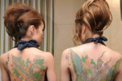 ΠΡΩΗΝ ΜΑΦΙΟΖΟΣ: “Ντύνει” τις πελάτισσές του μόνο… με τατουάζ [φωτο]