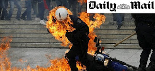 Daily Mail: Η Ελλάδα περιμένει την έκρηξη του ηφαιστείου. Δραχμαγεδδών; - Φωτογραφία 1