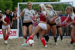 PORNOSTARS ΣΕ ΑΓΩΝΑ... BEACH-SOCCER! (PHOTOS)