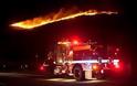 Μάχη με τις φλόγες δίνουν οι πυροσβέστες στην Παλαιά Φώκαια