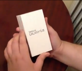 Unboxing και πρώτο Power On από το Samsung Galaxy S III (Video) - Φωτογραφία 1