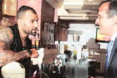 Ο “κολλητός” του Α. Σαμαρά με τα τατουάζ!