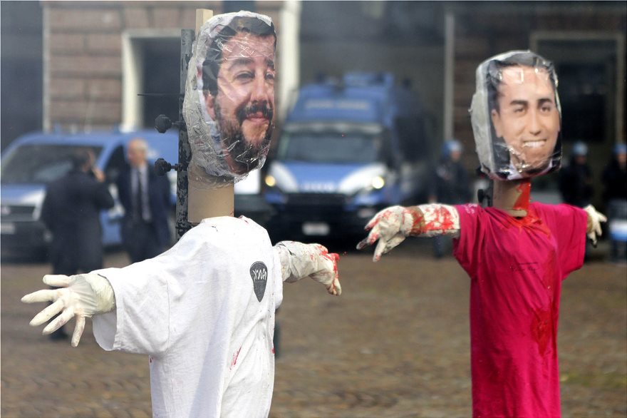 Με μάσκες Casa de Papel στους δρόμους οι Ιταλοί μαθητές - Φωτογραφία 2