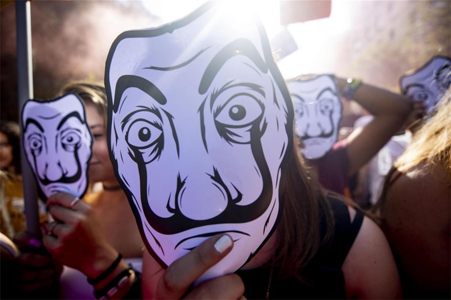 Με μάσκες Casa de Papel στους δρόμους οι Ιταλοί μαθητές - Φωτογραφία 3