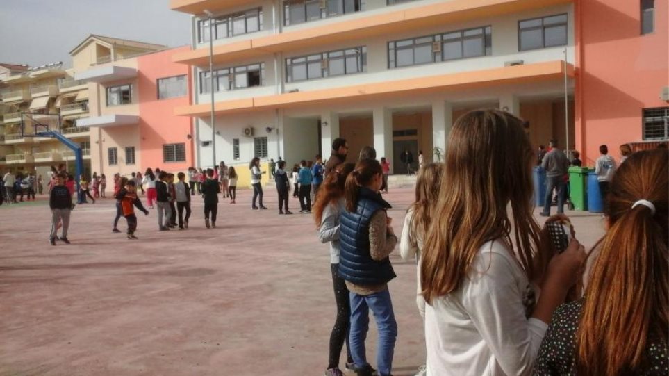 Σοκ στη Λαμία: Μαθητής γυμνασίου πυροβόλησε μέσα στο σχολείο του - Φωτογραφία 1