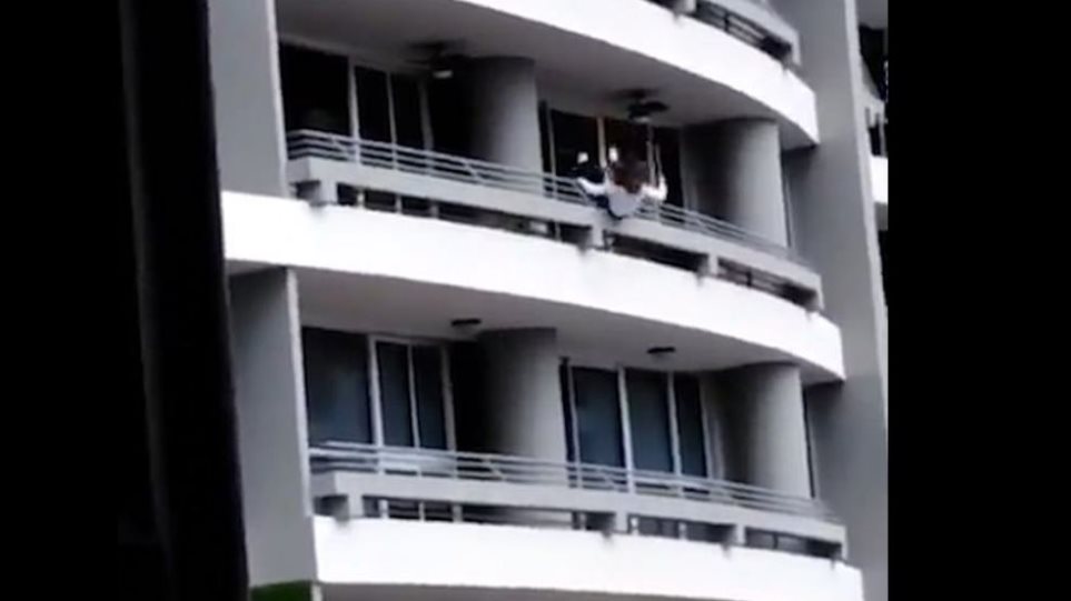 Έπεσε στο κενό από 27ο όροφο κτηρίου ενώ έβγαζε selfie - Φωτογραφία 1