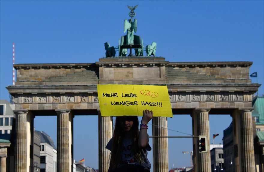 Βερολίνο: 150.000 άνθρωποι στους δρόμους κατά του ρατσισμού και της ξενοφοβίας - Φωτογραφία 4