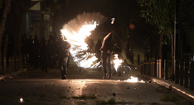Παράσταση δαμαρτυρίας της ένωσης Αθηνών για τη δολοφονική επίθεση στην Ομόνοια- Τρεις οι ελαφρά τραυματίες αστυνομικοί - Φωτογραφία 1