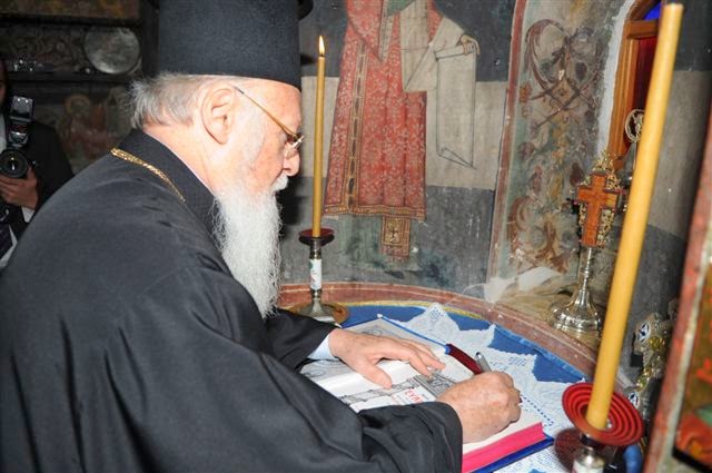 11171 - Σαν σήμερα, το 2013, ο Οικουμενικός Πατριάρχης επισκέφθηκε το Ιερό Κελλί του Διονυσίου του εκ Φουρνά στις Καρυές Αγίου Όρους. Τι έγραψε στο κατά την ημέρα εκείνη ανοιχθέν βιβλίο - Φωτογραφία 1