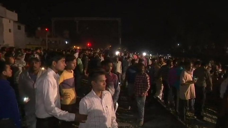 Ινδία: Τρένο έπεσε πάνω σε πλήθος - Τουλάχιστον 60 νεκροί - Φωτογραφία 1
