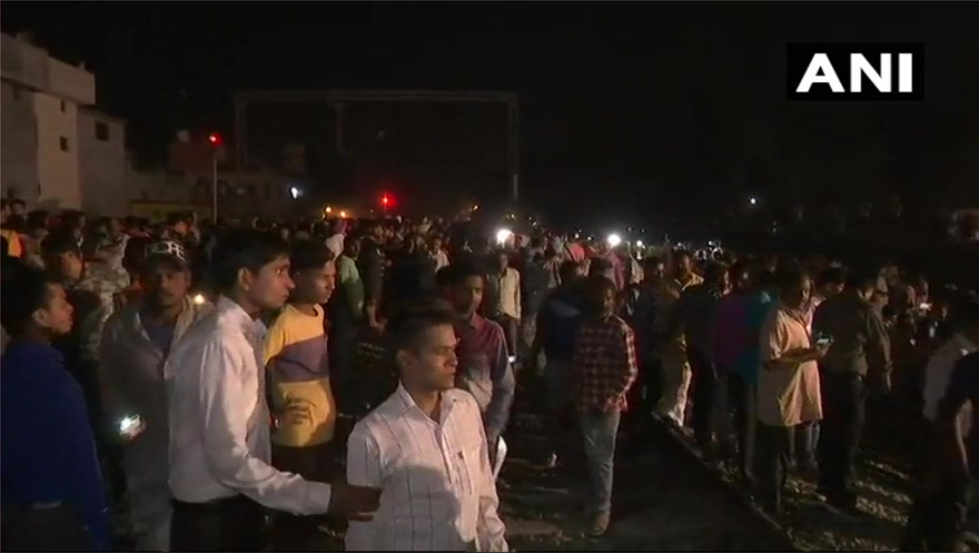 Ινδία: Τρένο έπεσε πάνω σε πλήθος - Τουλάχιστον 60 νεκροί - Φωτογραφία 5