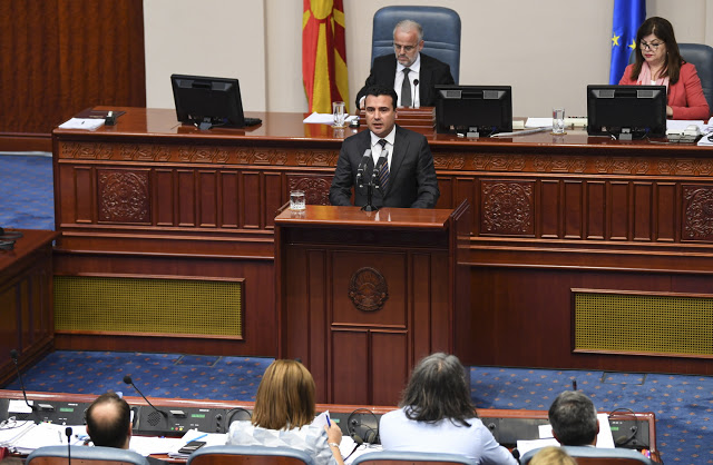 Ραγδαίες εξελίξεις στα Σκόπια: Ο Ζάεφ πέρασε» με 80 βουλευτές την αναθεώρηση του Συντάγματος - Φωτογραφία 1