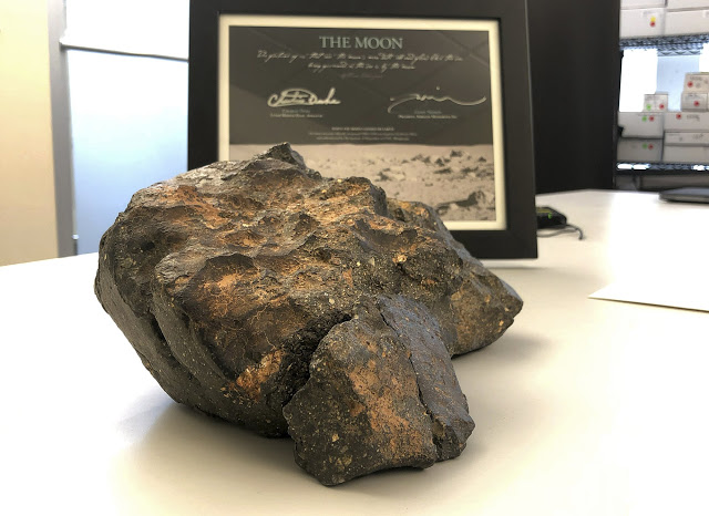 Σε τιμή άνω των 600.000 δολαρίων πωλήθηκε σεληνιακός μετεωρίτης - Φωτογραφία 1