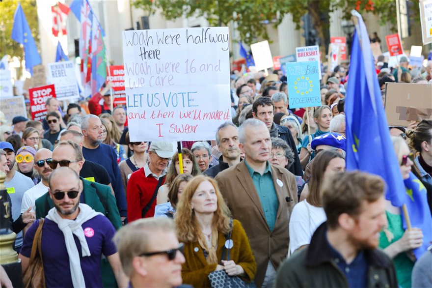 Χιλιάδες διαδηλωτές στο Λονδίνο κατά του Brexit - Ζητούν δεύτερο δημοψήφισμα - Φωτογραφία 2