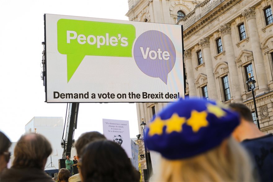 Χιλιάδες διαδηλωτές στο Λονδίνο κατά του Brexit - Ζητούν δεύτερο δημοψήφισμα - Φωτογραφία 3