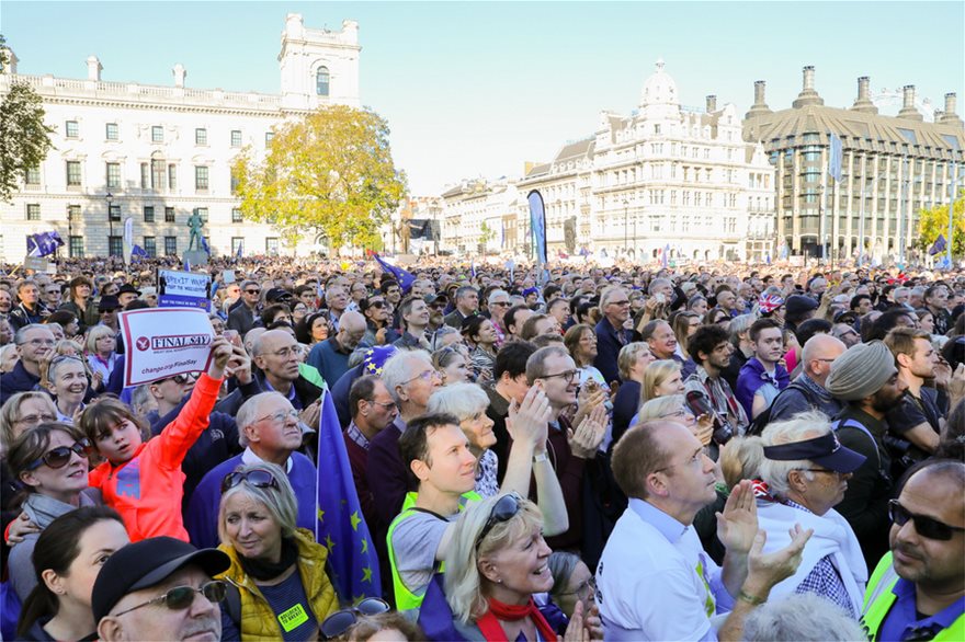Χιλιάδες διαδηλωτές στο Λονδίνο κατά του Brexit - Ζητούν δεύτερο δημοψήφισμα - Φωτογραφία 4
