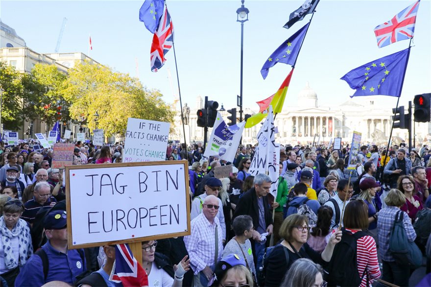 Χιλιάδες διαδηλωτές στο Λονδίνο κατά του Brexit - Ζητούν δεύτερο δημοψήφισμα - Φωτογραφία 5