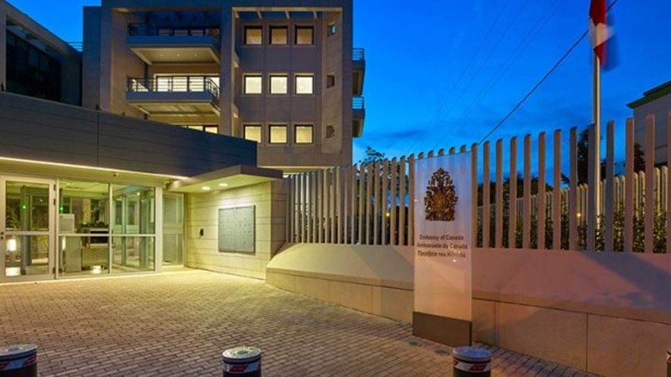 Αγνωστοι επιτέθηκαν με βαριοπούλες στην πρεσβεία του Καναδά στο Χαλάνδρι - Φωτογραφία 1