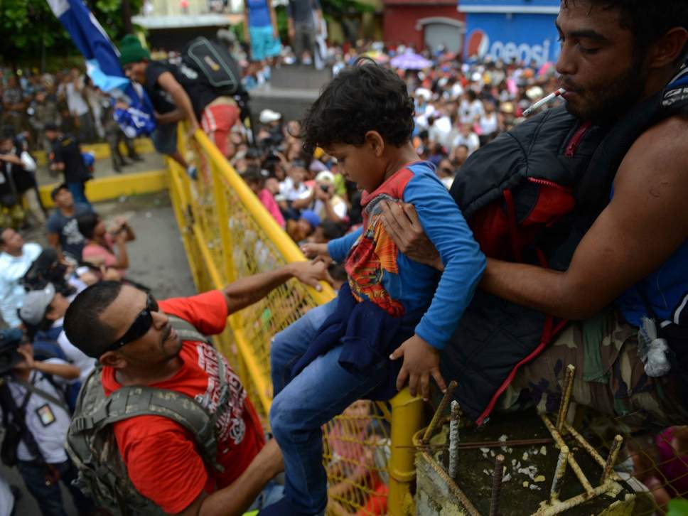 Χιλιάδες μετανάστες από την Ονδούρα κατευθύνονται προς το Μεξικό και τις ΗΠΑ - Φωτογραφία 5
