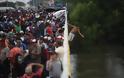 Χιλιάδες μετανάστες από την Ονδούρα κατευθύνονται προς το Μεξικό και τις ΗΠΑ - Φωτογραφία 6