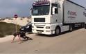 Νίκος Πολίτης: Ο σύγχρονος Κουταλιανός της Λευκάδας σέρνει φορτηγό 14,5 τόννων (ΔΕΙΤΕ VIDEO)