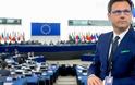 Ευρωβουλευτής της Λέγκας συνέθλιψε τις σημειώσεις Μοσκοβισί με το παπούτσι - Βίντεο