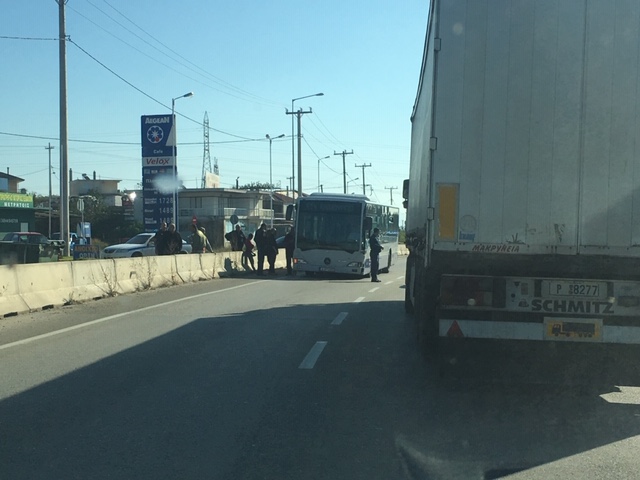 Αγρίνιο: Σύγκρουση αστικού λεωφορείου και δικύκλου στην εθνική – σοβαρά τραυματίας 37χρονος (φωτο) - Φωτογραφία 5