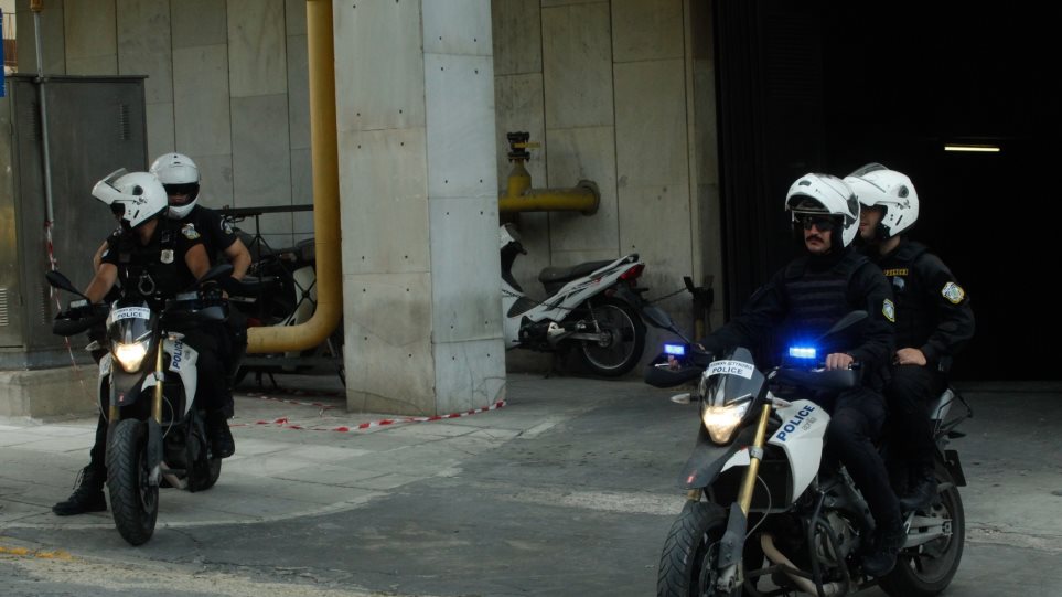 Άγρια καταδίωξη μοτοσικλέτας - Συνελήφθησαν δύο άντρες που παρακολουθούσαν μεγάλο οικονομικό παράγοντα - Φωτογραφία 1