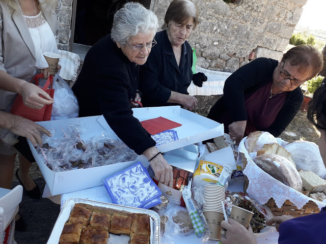 Γιόρτασε το γραφικό εκκλησάκι του ΑΓΙΟΥ ΔΗΜΗΤΡΙΟΥ στην ΜΠΑΜΠΙΝΗ | ΦΩΤΟ: Πηνελόπη Γκούμα - Φωτογραφία 4