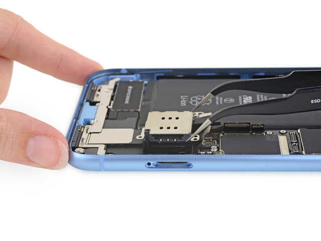 Οι ειδικοί iFixit έκαναν βίδες το νέο iPhone XR - Φωτογραφία 2