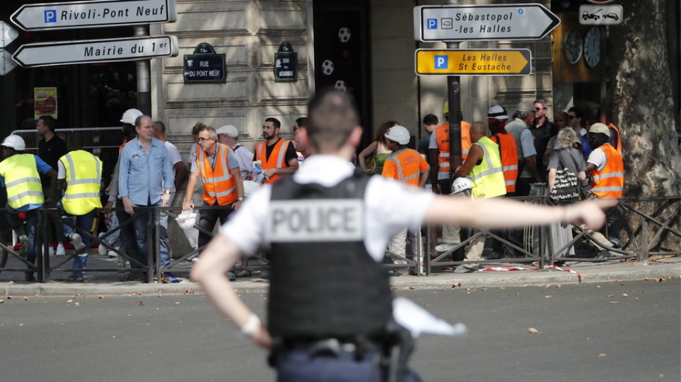Γαλλία: Η κυβέρνηση δεν αποκλείει να μπουν αστυνομικοί μέσα στα σχολεία - Φωτογραφία 1