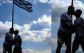 Αξιωματικός της ελληνικής αστυνομίας φιλιέται με «μετανάστη» μπροστά στην Ελληνική σημαία
