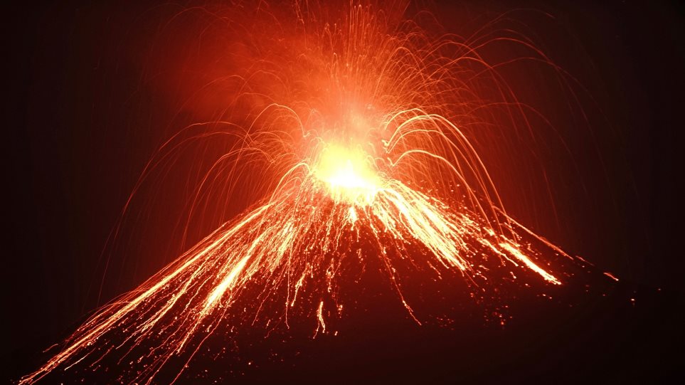 Λάβα, καπνός και στάχτες «ξεπηδούν» από το ηφαίστειο του Κρακατόα - Φωτογραφία 1