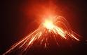 Λάβα, καπνός και στάχτες «ξεπηδούν» από το ηφαίστειο του Κρακατόα