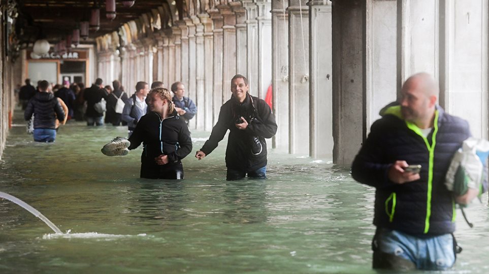 «Βυθίστηκε» η Βενετία από τις σφοδρές βροχοπτώσεις - Κάτω από το νερό το 75% της πόλης - Φωτογραφία 1