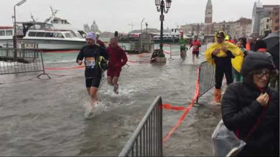 «Βυθίστηκε» η Βενετία από τις σφοδρές βροχοπτώσεις - Κάτω από το νερό το 75% της πόλης - Φωτογραφία 2