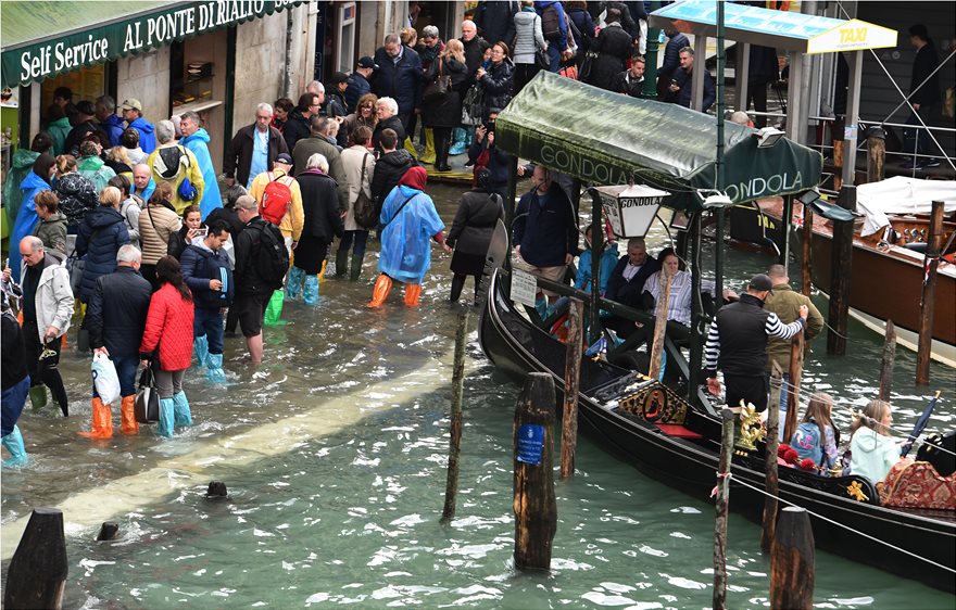 «Βυθίστηκε» η Βενετία από τις σφοδρές βροχοπτώσεις - Κάτω από το νερό το 75% της πόλης - Φωτογραφία 6